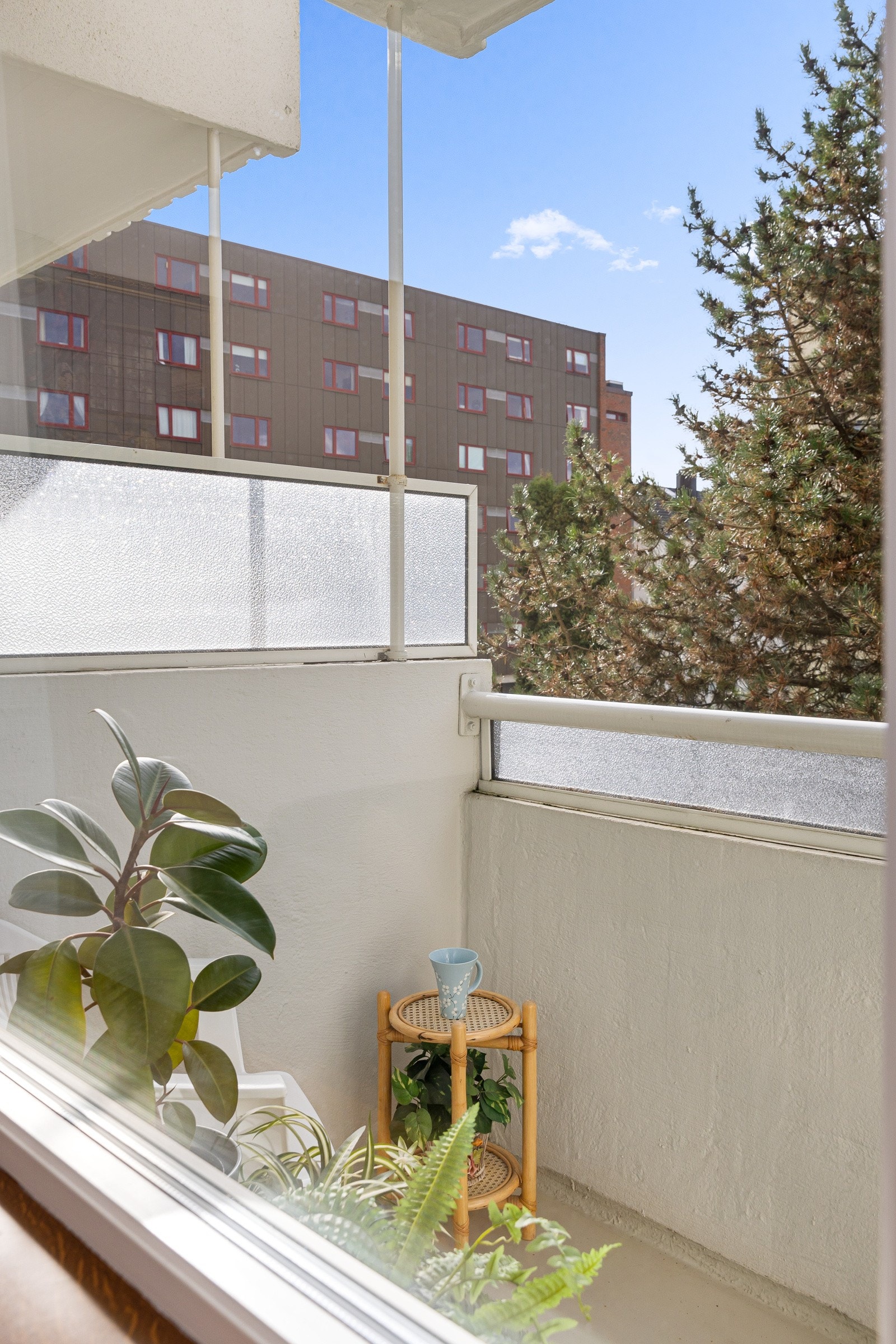 Leiligheten har vinduer med trerammer og isolerglass, merket med produksjonsår 1986. Galleribilde