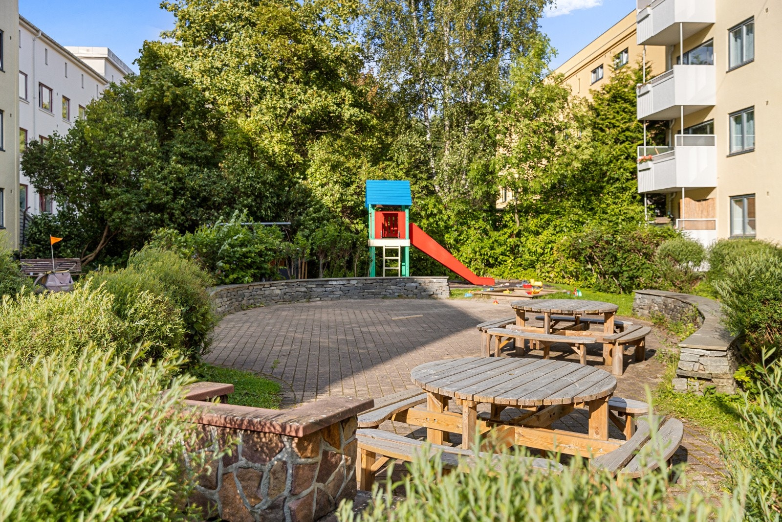 Lekplass i felles bakgård. Galleribilde