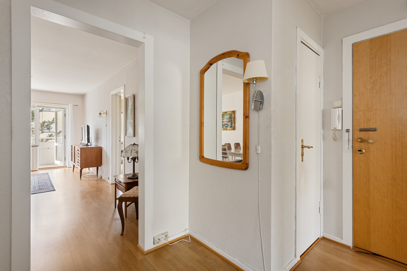 Du ønskes velkommen inn i en innbydende og praktisk entré. Galleribilde