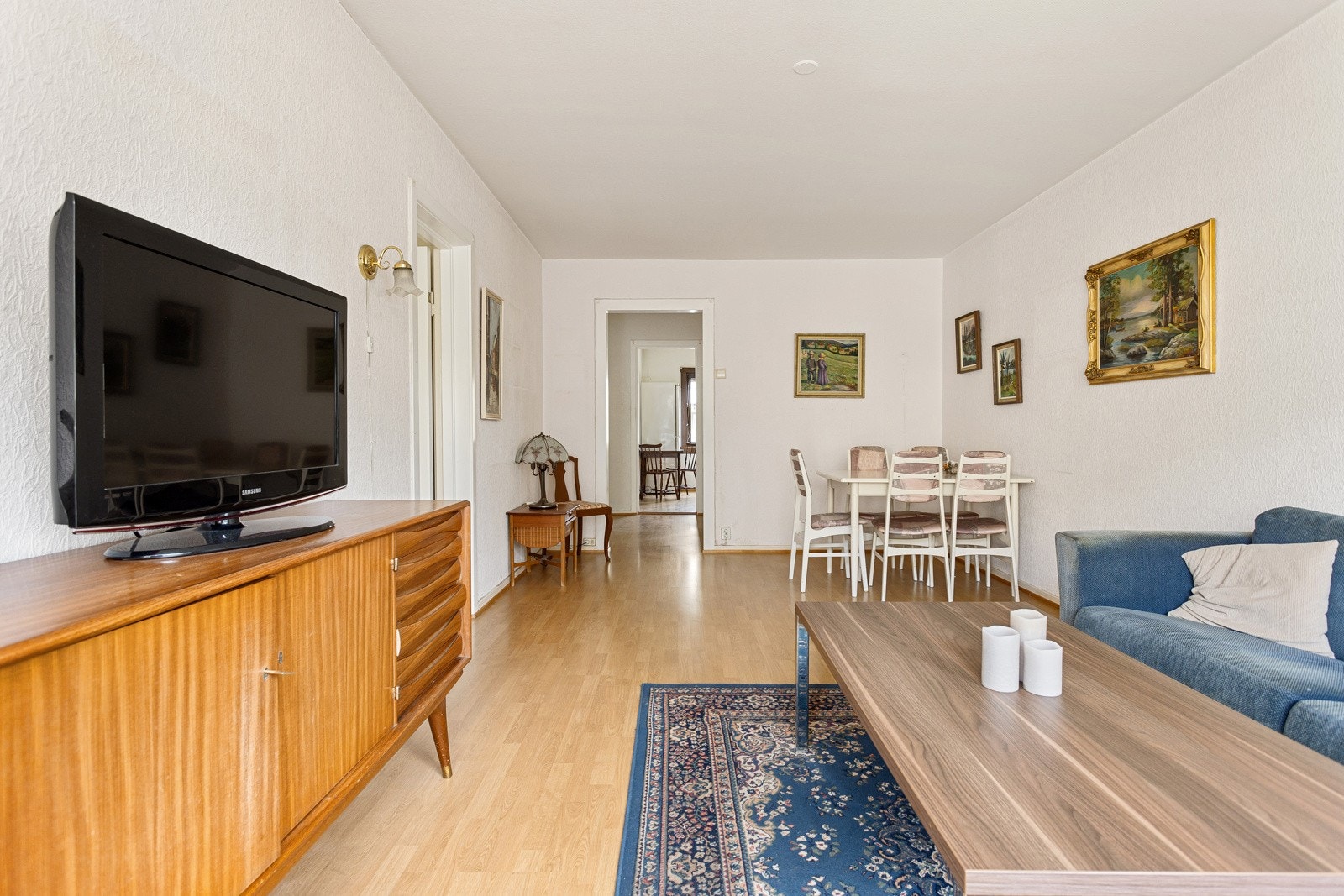 Stuen er romslig med god plass til både sofagruppe med salongbord, mediemøblement og et spisebord Galleribilde