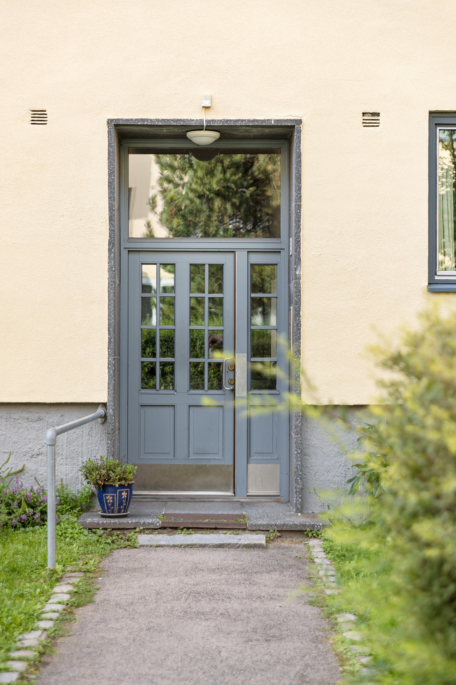 Hyggelig inngangsparti og veldrevet borettslag. Galleribilde