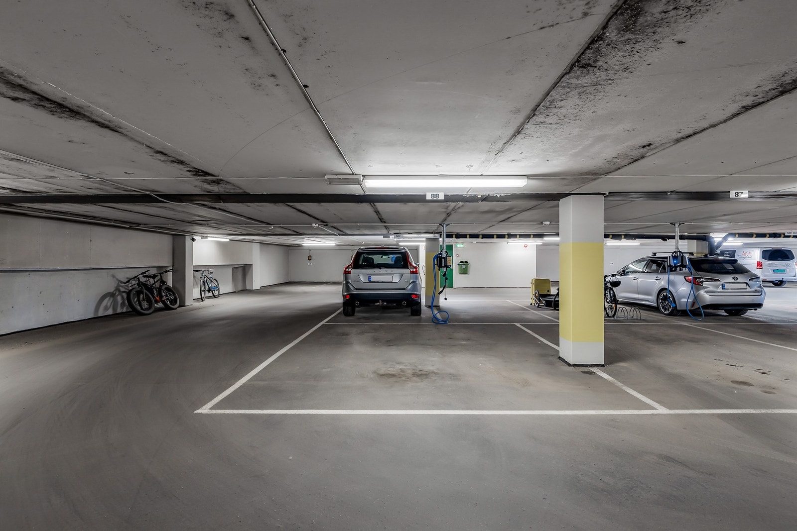 Medfølgende stor garasjeplass med ladeboks for el-bil Galleribilde