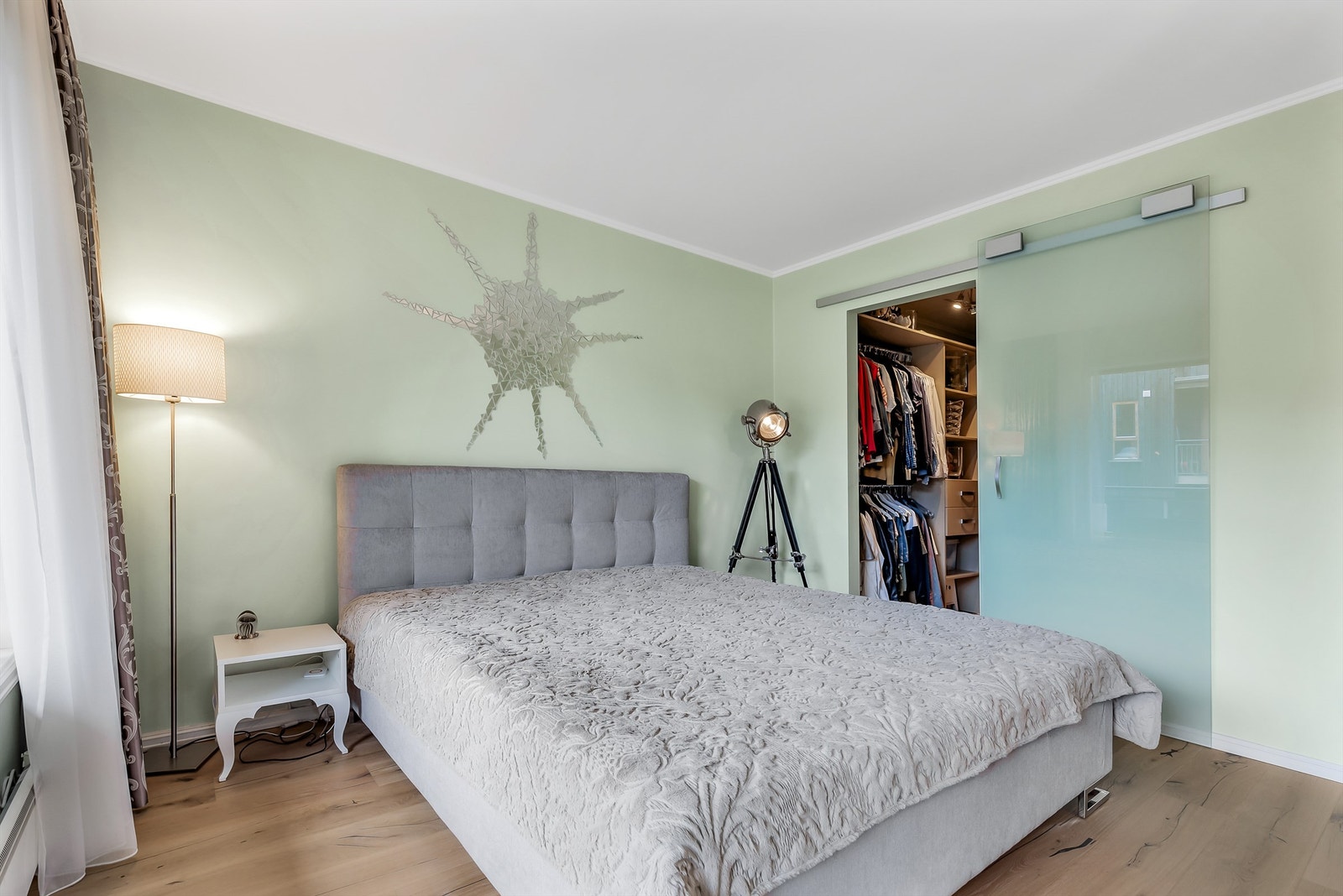 Soverom 1 med tilgang til egen walk-in/bod via skyvedør Galleribilde
