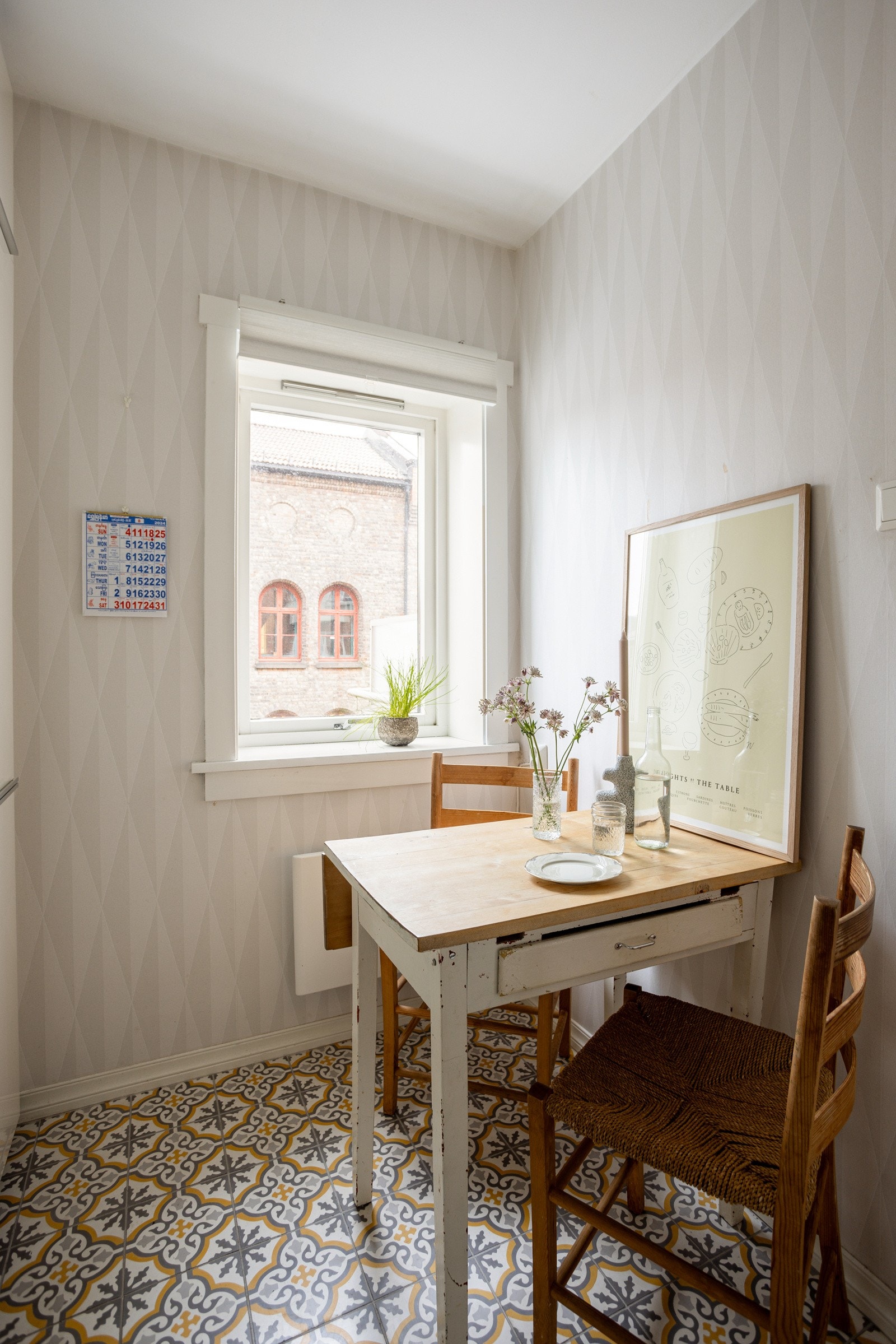 Det er fint med plass til et eget spisebord på kjøkkenet. Galleribilde