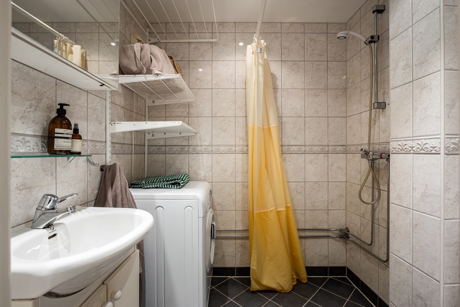 Flislagt baderom pusset opp i regi av borettslaget. Badet har opplegg for vaskemaskin. Galleribilde