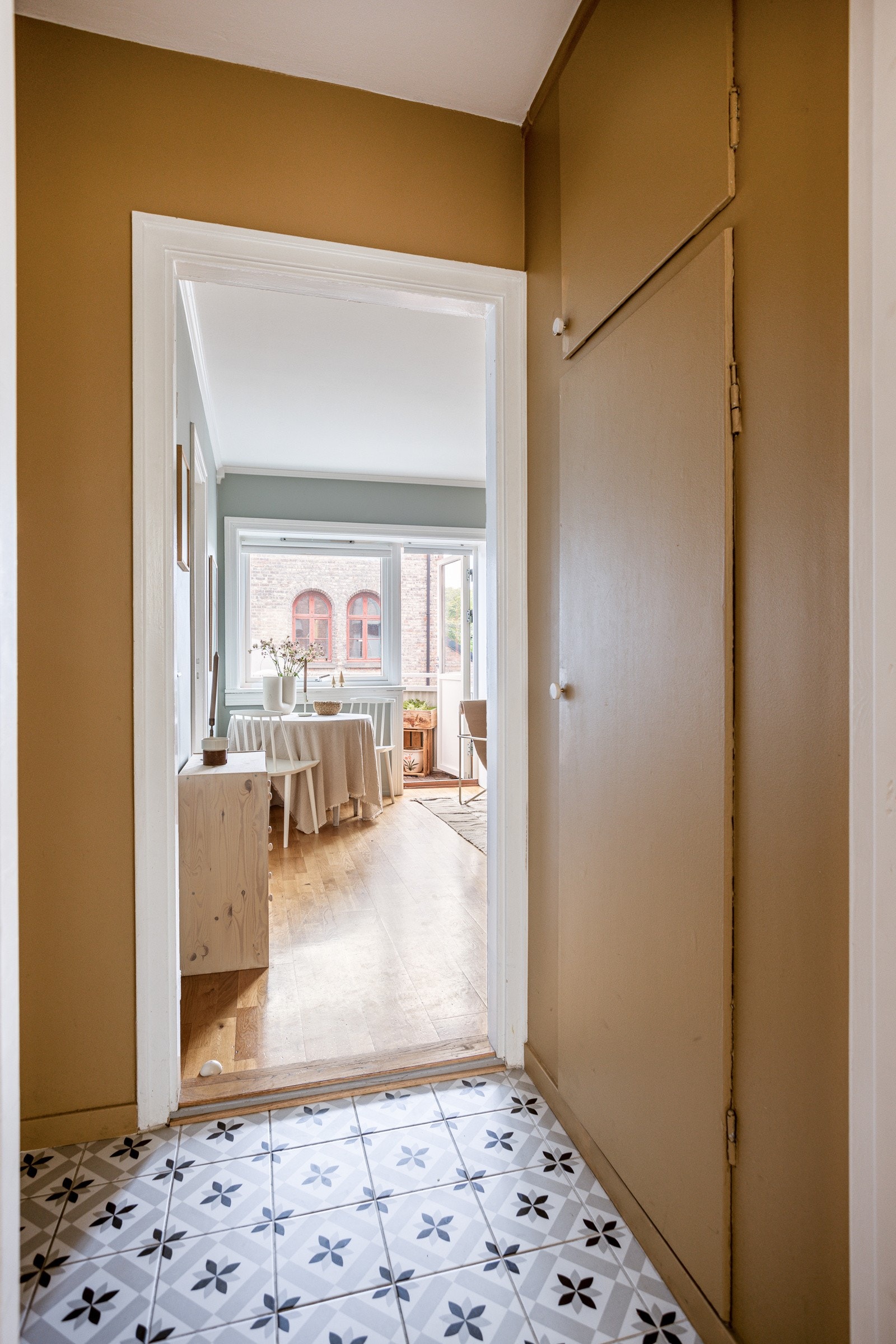 I entreen har du et romslig innbygget skap med mye lagringsplass. Leiligheten disponerer i tillegg en bod på loftet og en i kjelleren. Galleribilde