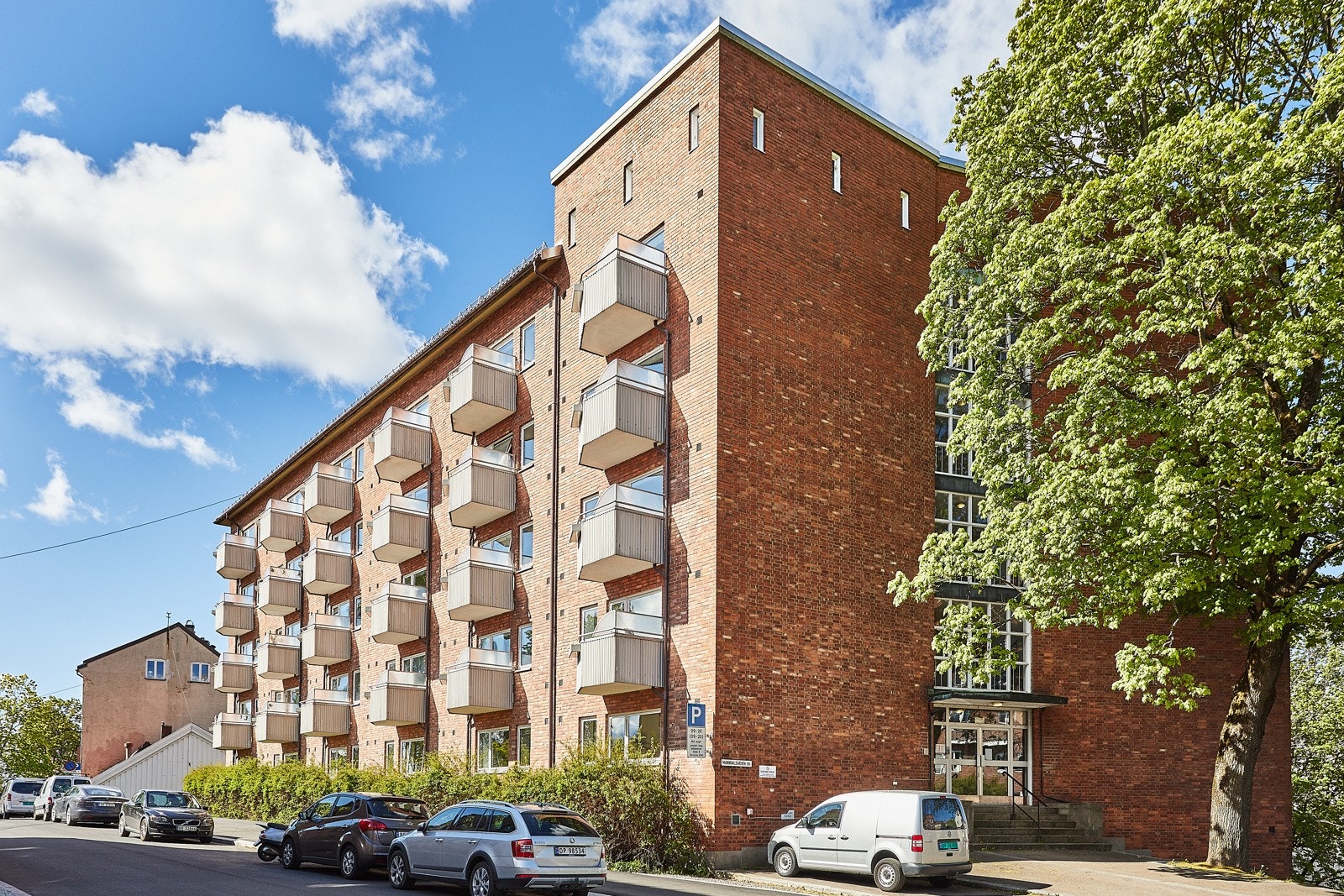 Maridalsveien 90 ligger på toppen av Iladalen med gangavstand til Løkka, Sagene, Torshov og Carl Berners plass. Akerselva og Iladalen ligger i umiddelbar nærhet og det er godt tilbud av offentlig transport. Galleribilde