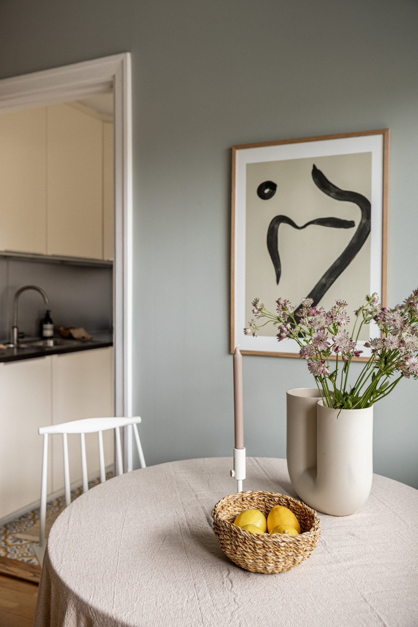 Overflatene er malt i lune og tidsriktige farger. Galleribilde