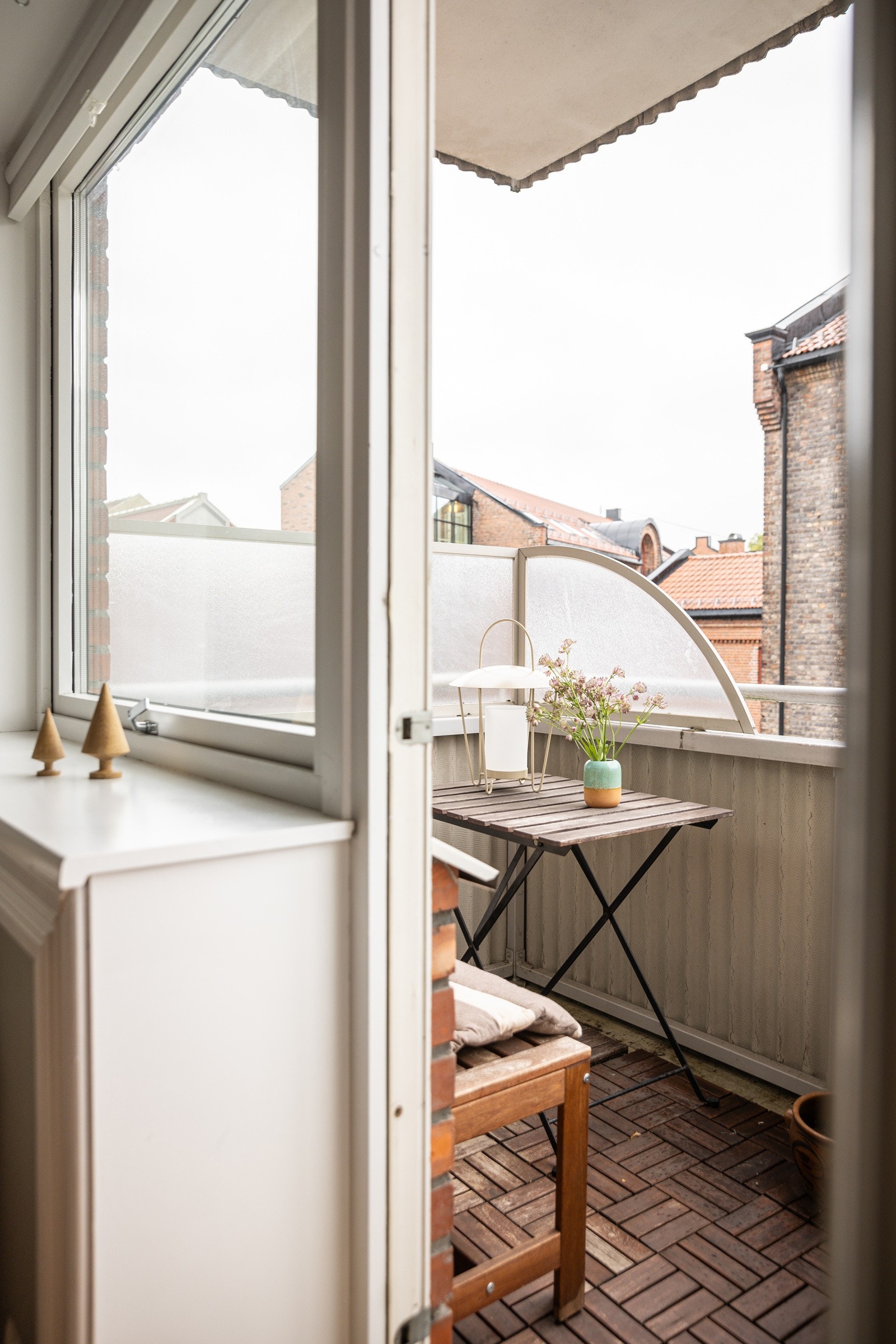 På balkongen er det sol fra tidlig morgen til godt utpå dagen, dette blir en naturlig forlengelse av stuen på varme dager. Balkongen har plass til utemøbler og grill om ønskelig. Galleribilde