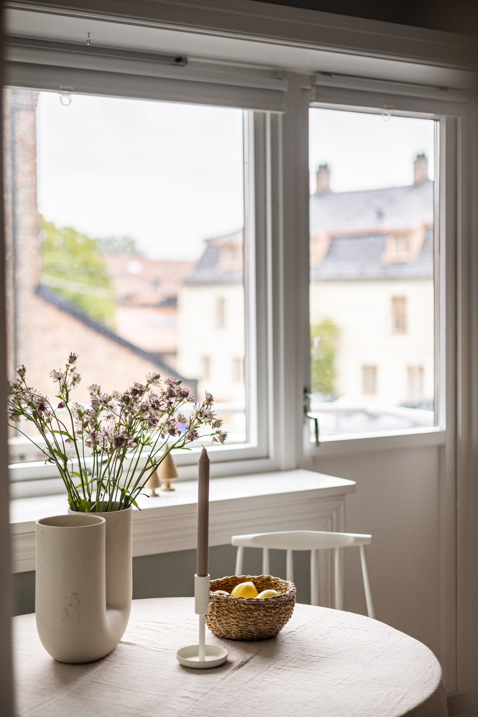 Det er koselig med plass til spiseplass både på kjøkkenet og i stuen. Galleribilde