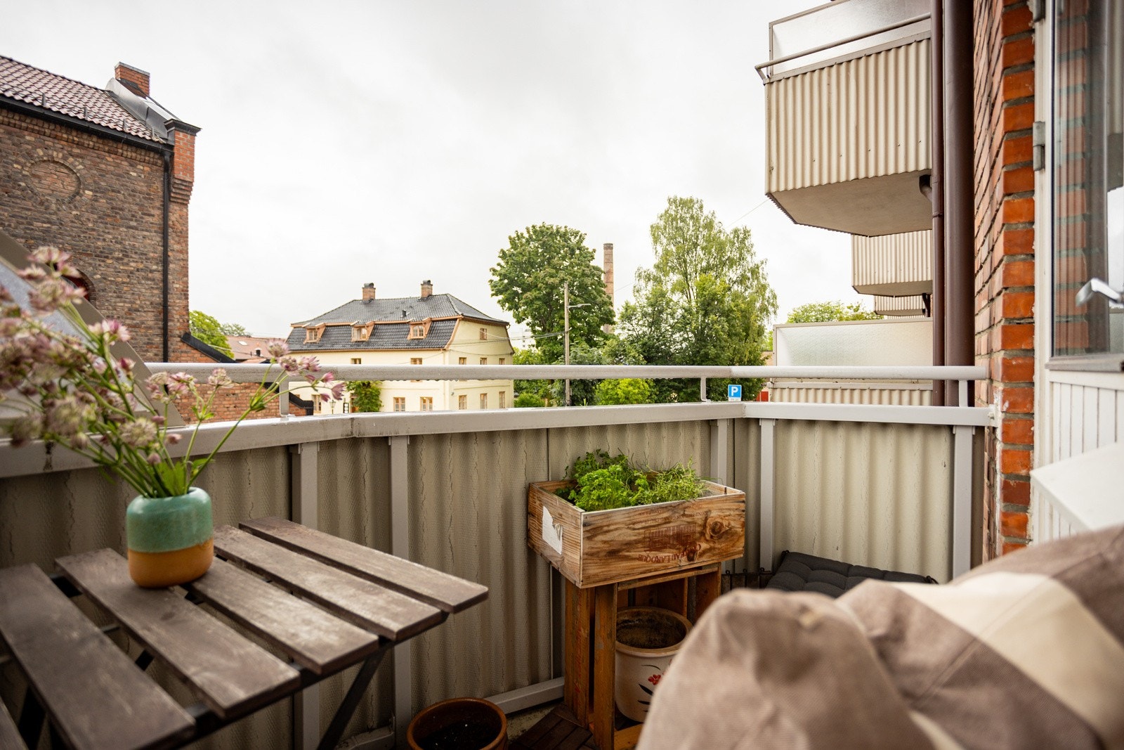 Leiligheten ligger i 2. etasje med enkel heisadkomst og vender i sin helhet mot rolig område. Galleribilde