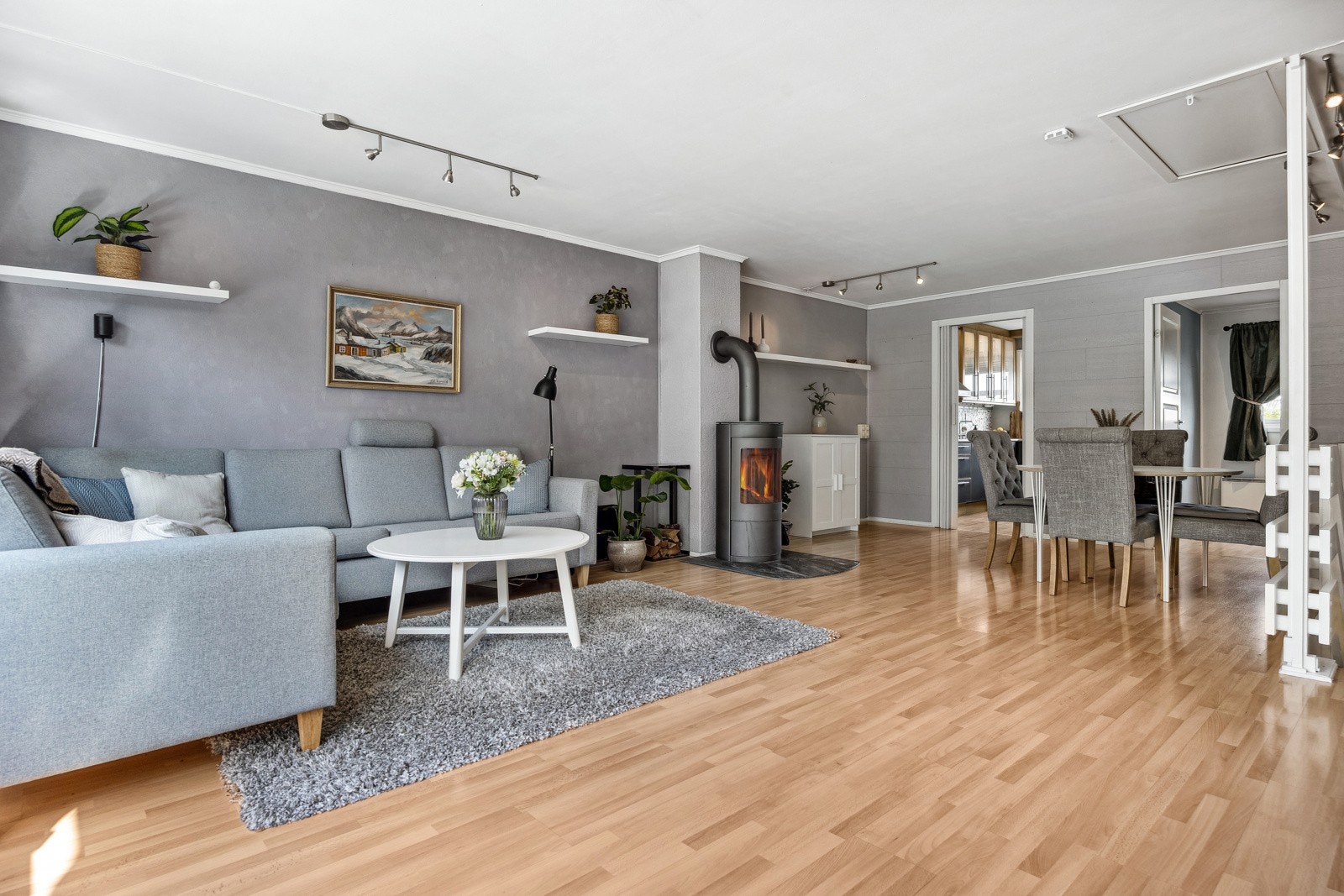 Her er det naturlige brukssoner, og det passer utmerket med spisebord utenfor kjøkkenet. Galleribilde