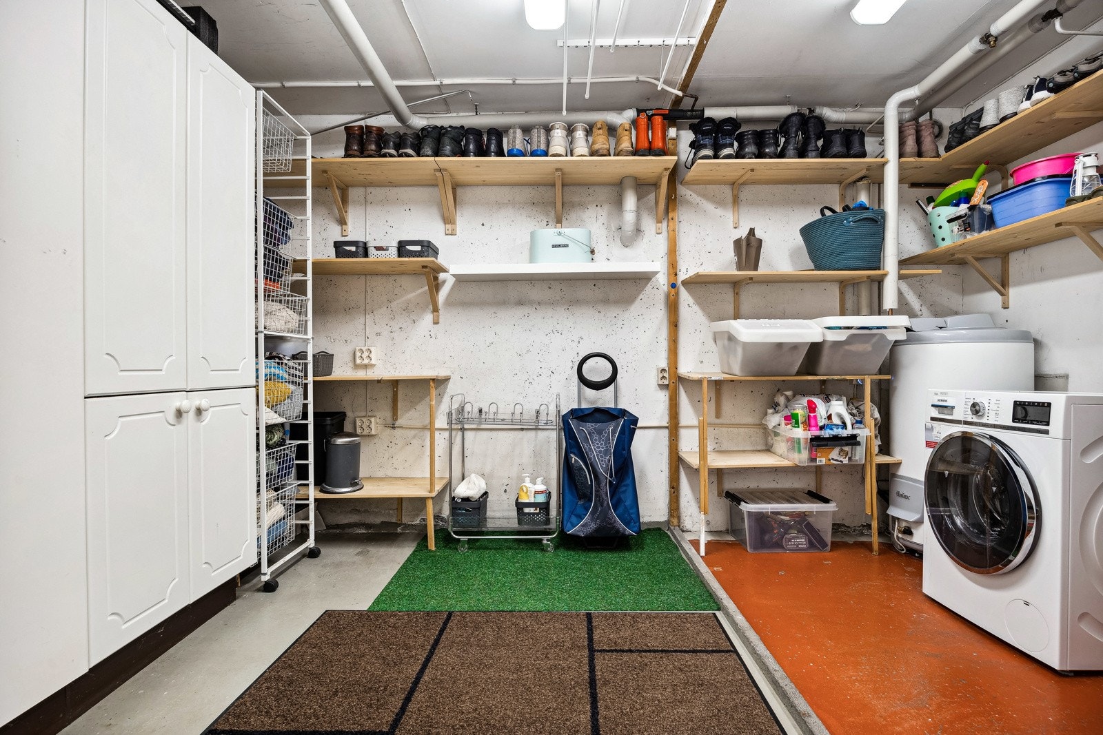 Romslig vaskerom med god plass til lagring, samt opplegg for vaskemaskin. Galleribilde