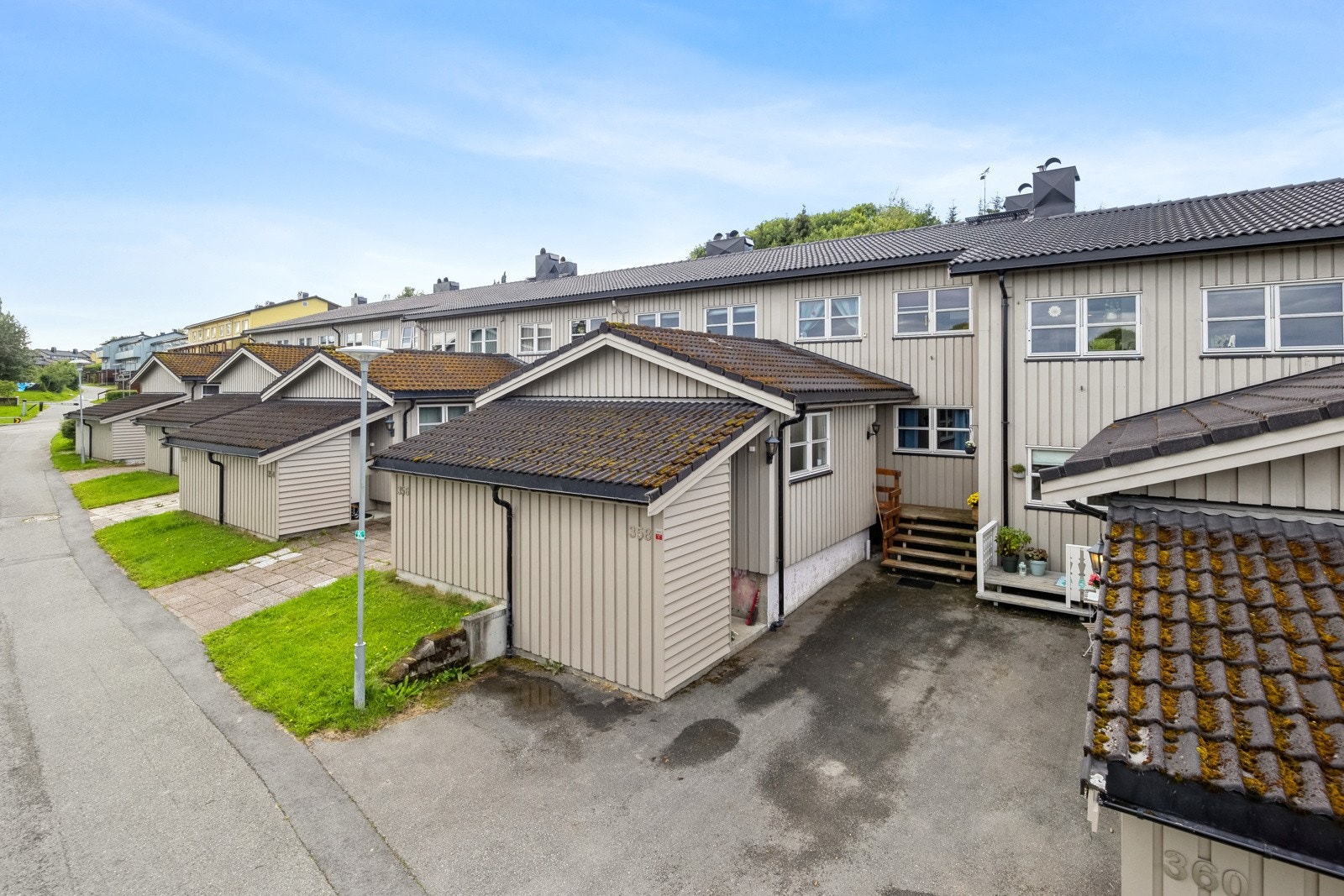 Fra boligen er det kort vei til skoler og barnehager, samt busstopp og dagligvarebutikker. Galleribilde