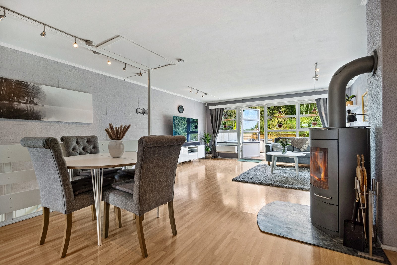 Varmepumpe og peisovn med glassdør i stuen. Galleribilde