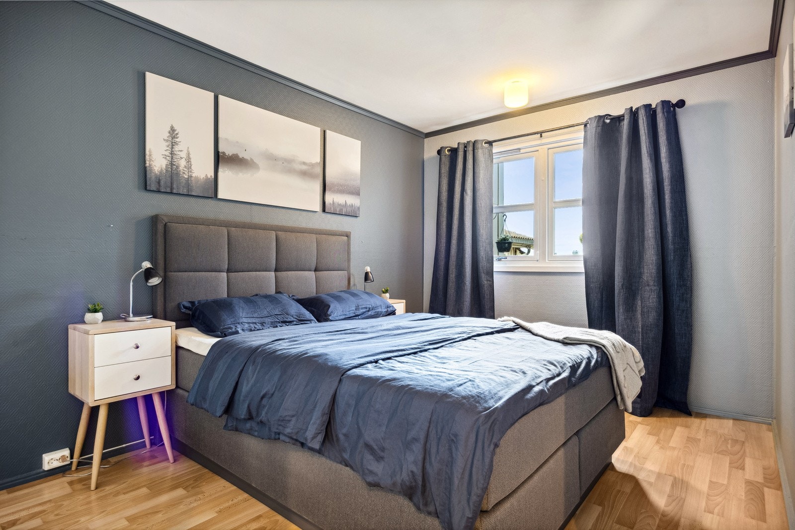 Stilrent hovedsoverom i underetasjen, god plass til dobbeltseng og garderobeskap. Galleribilde