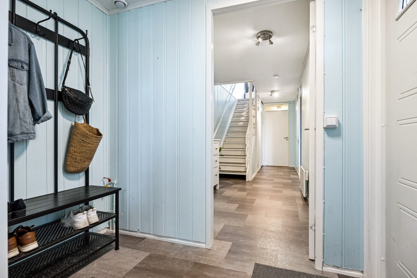 Innbydende entre med rom for ytterklær og sko. Galleribilde