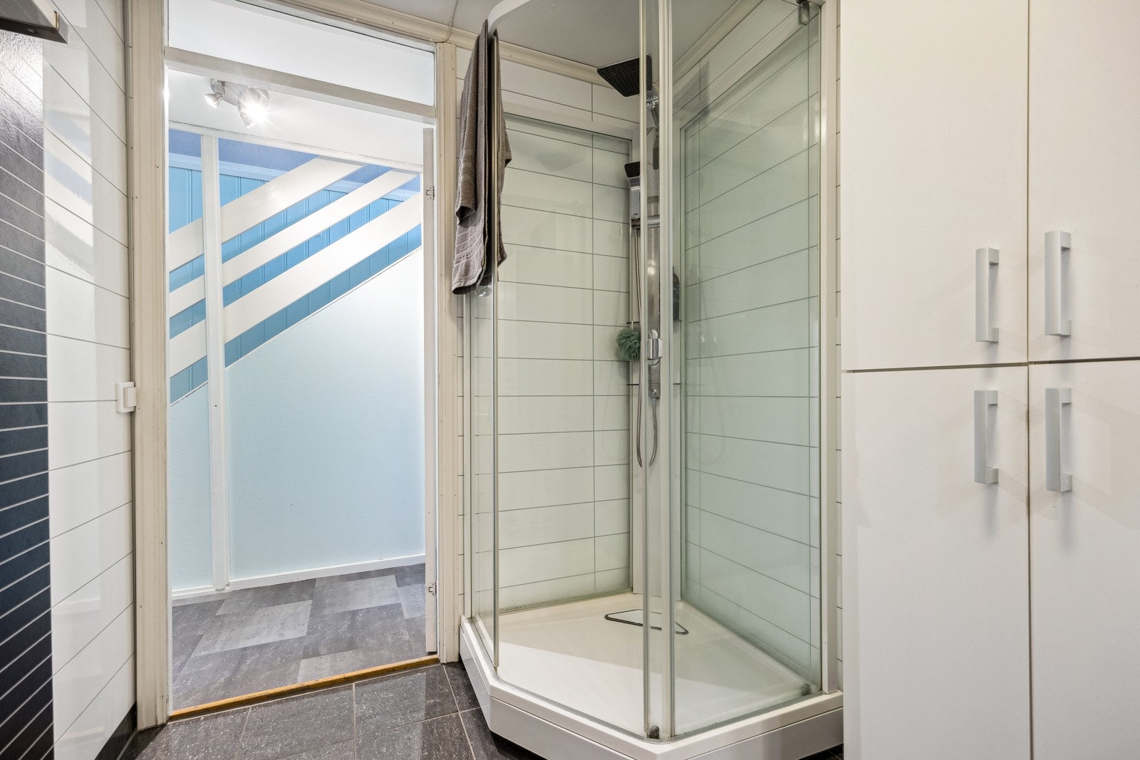 Servantinnredning med speil, toalett og dusj. Opplegg for vaskemaskin på eget vaskerom. Galleribilde