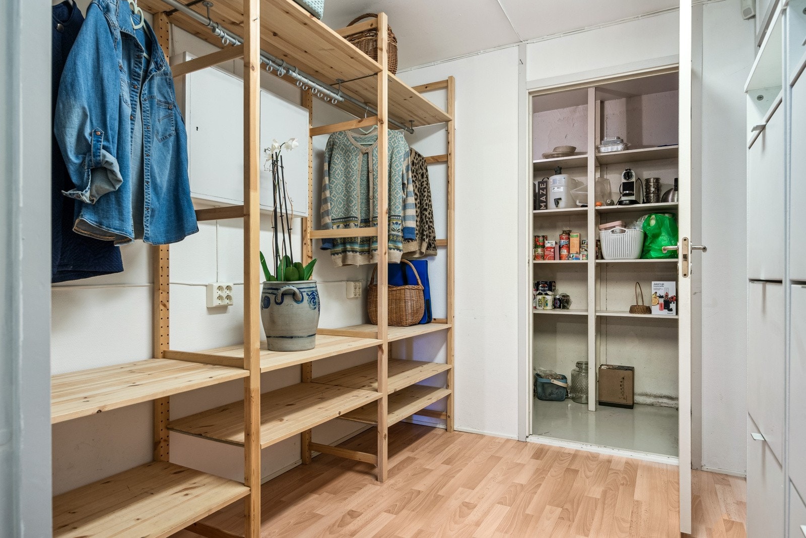 Bod på 5 kvm, god plass til diverse oppbevaring. Galleribilde