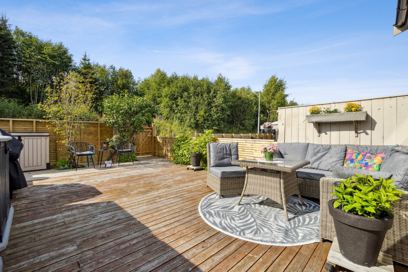 Terrasse med utgang fra stue måler hele 43 kvm, og gir rikelig med plass til utendørs møblement. Galleribilde