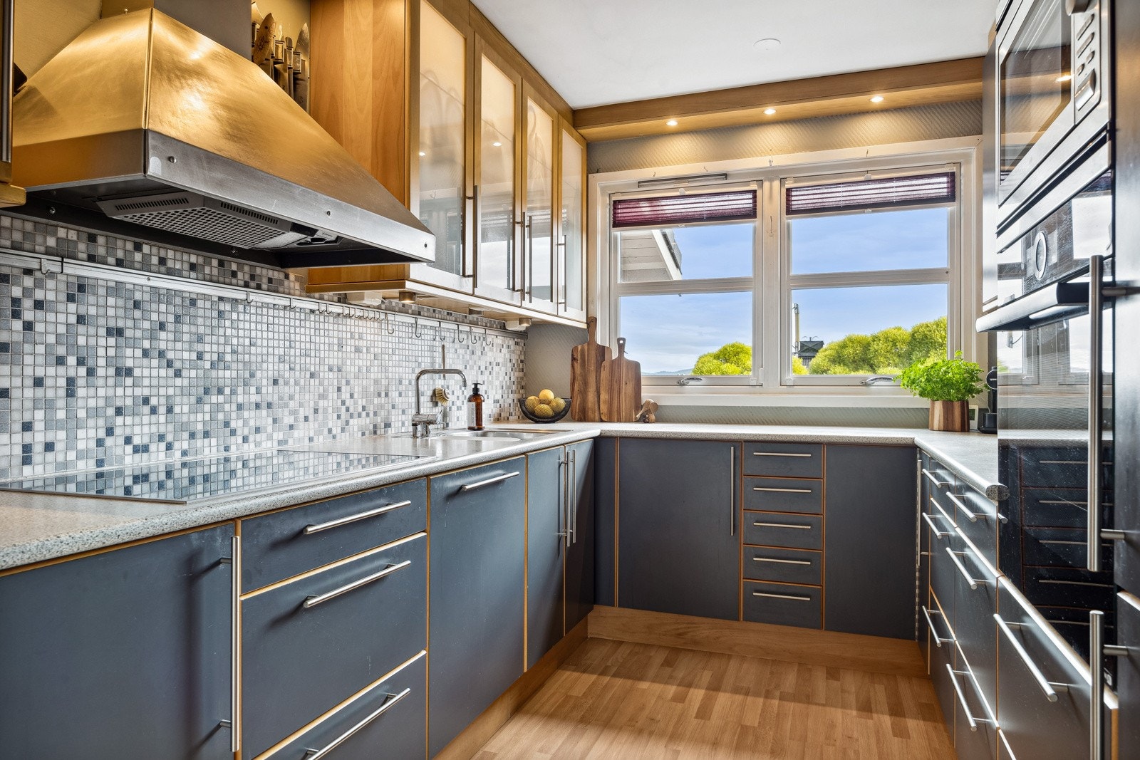 Tidløs kjøkkeninnredning med rikelig skapplass. Galleribilde