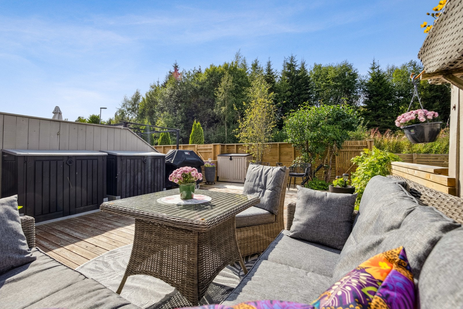 Her får man fantastiske solforhold. Trendline markise kjøpt i 2022 med nedfellbar front, gjør at man kan sitte svalt i skyggen dersom man ønsker en pause fra sola. Galleribilde