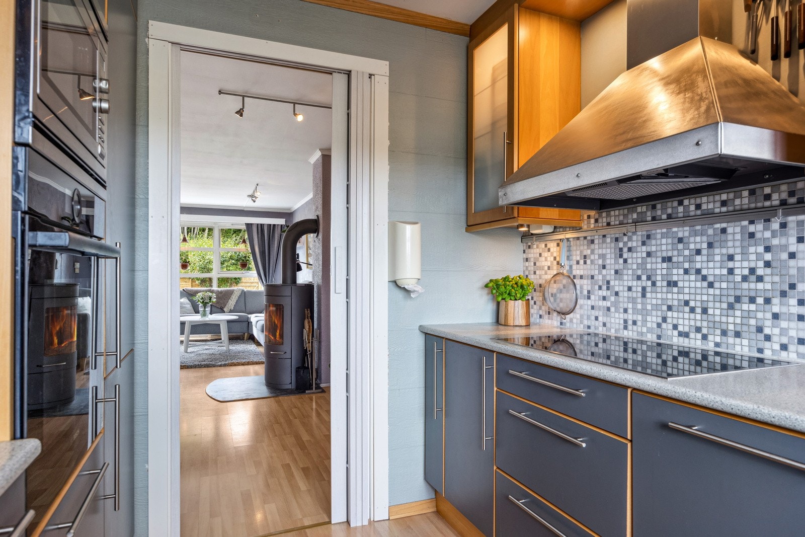 Innredning med glatte fronter og benkeplater av laminat. Galleribilde