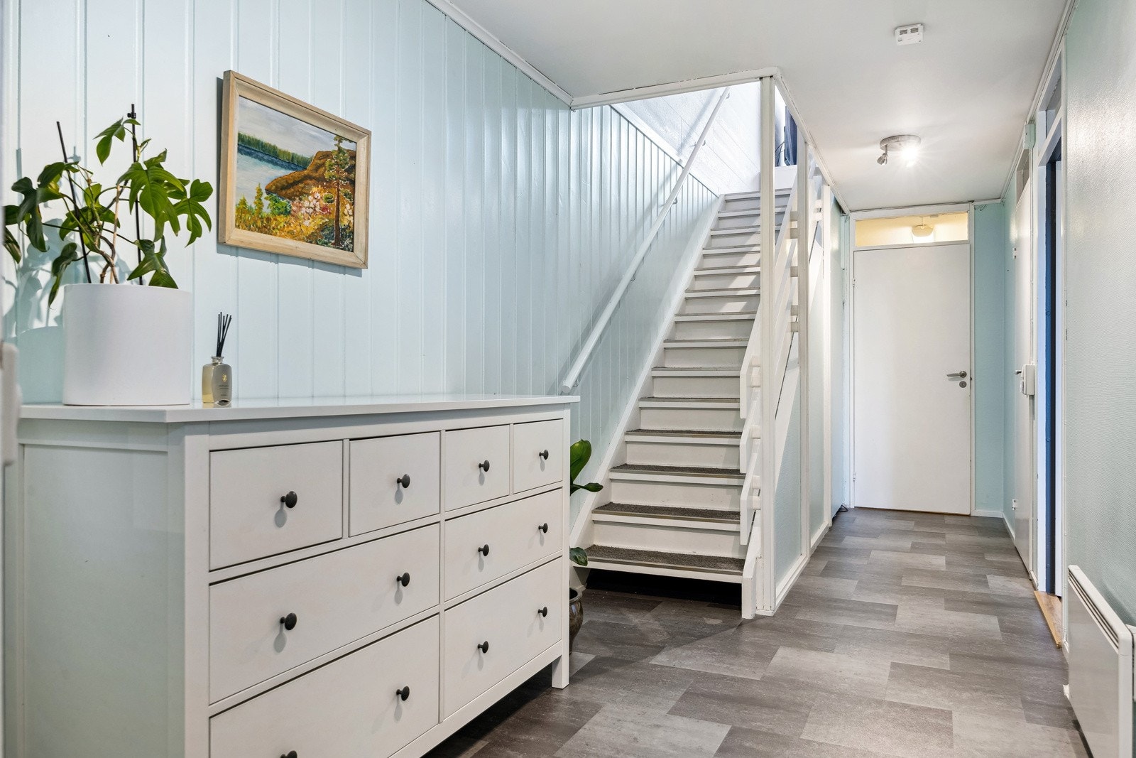 Trapp ned til underetasje fra stuen, her har man direkte tilgang til bad, soverom, bod og vaskerom, samt entre. Galleribilde