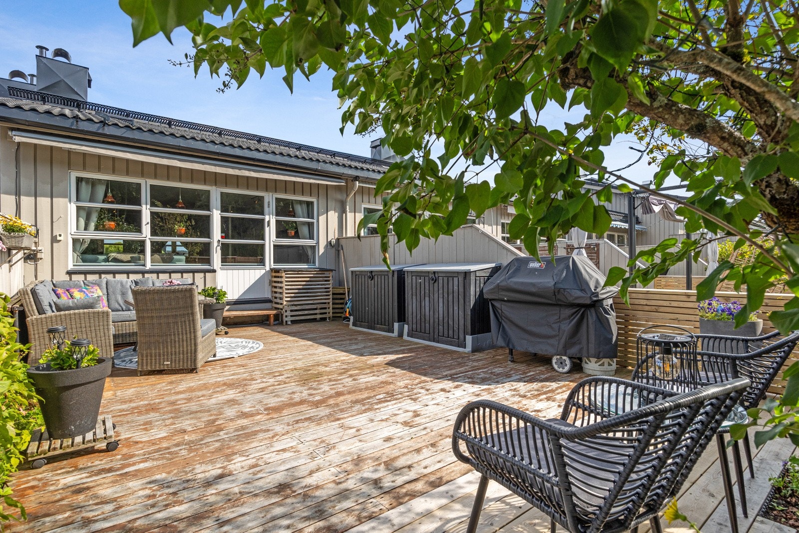 Terrassen blir en naturlig forlengelse av stuen på varme sommerdager. Galleribilde