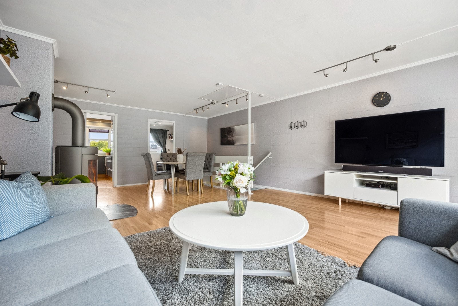 Stuen er malt i nøytrale farger, perfekt til å sette sitt personlige preg på rommet. Galleribilde