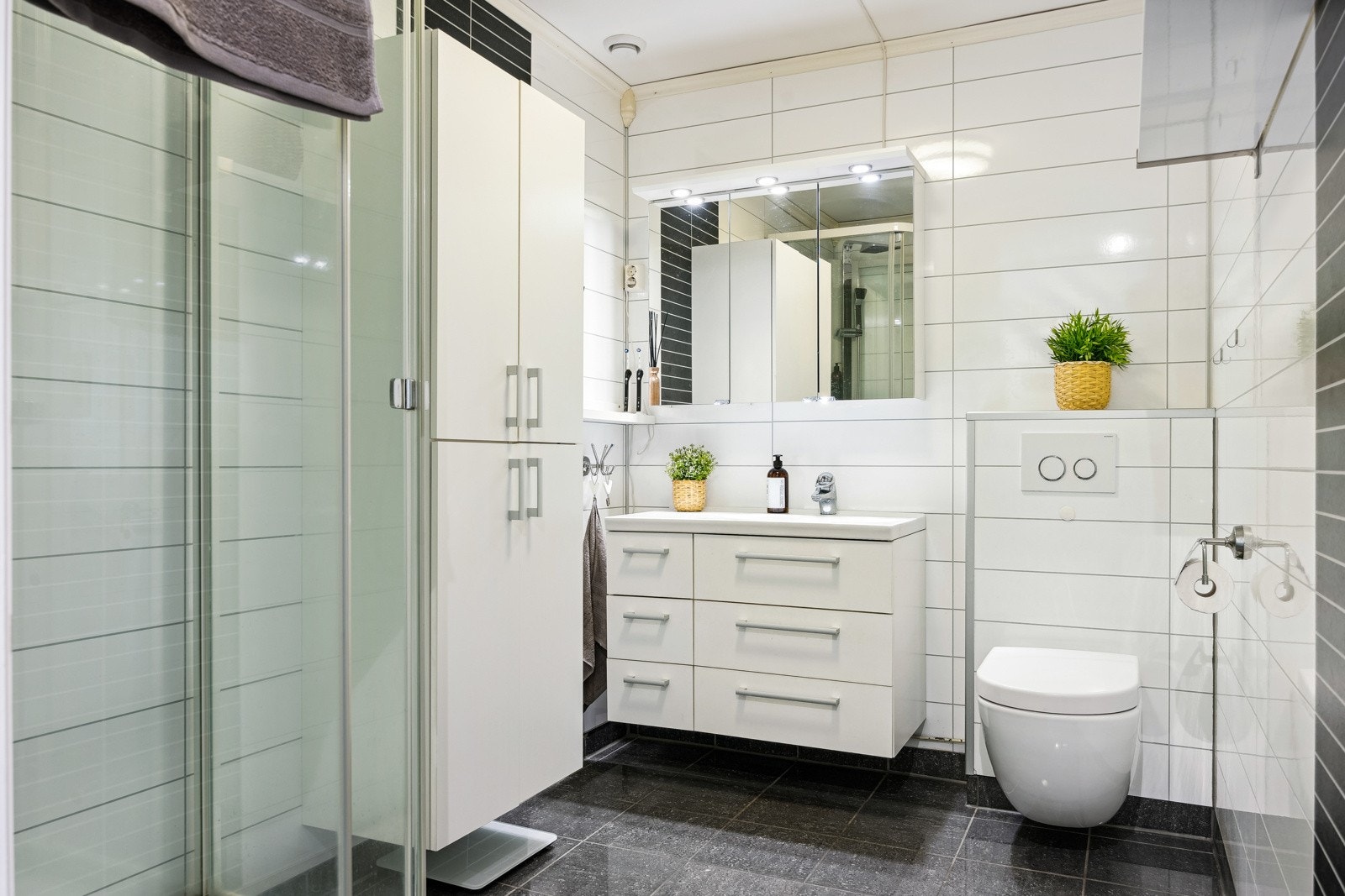 Baderom har flislagt gulv med gulvvarme. Galleribilde