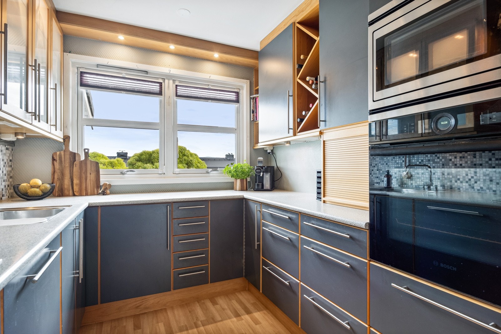 Her har du også masse benkeplass til matlagingen. Galleribilde