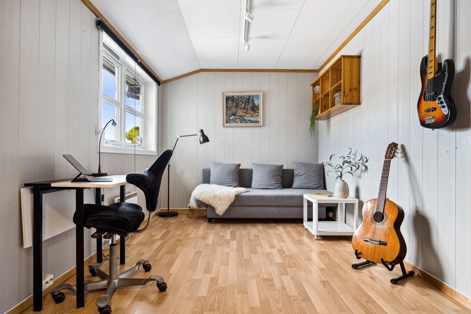 Soverom nr2 i underetasje, måler 11 kvm og kan fint innredes til soverom eller annet bruk. Galleribilde