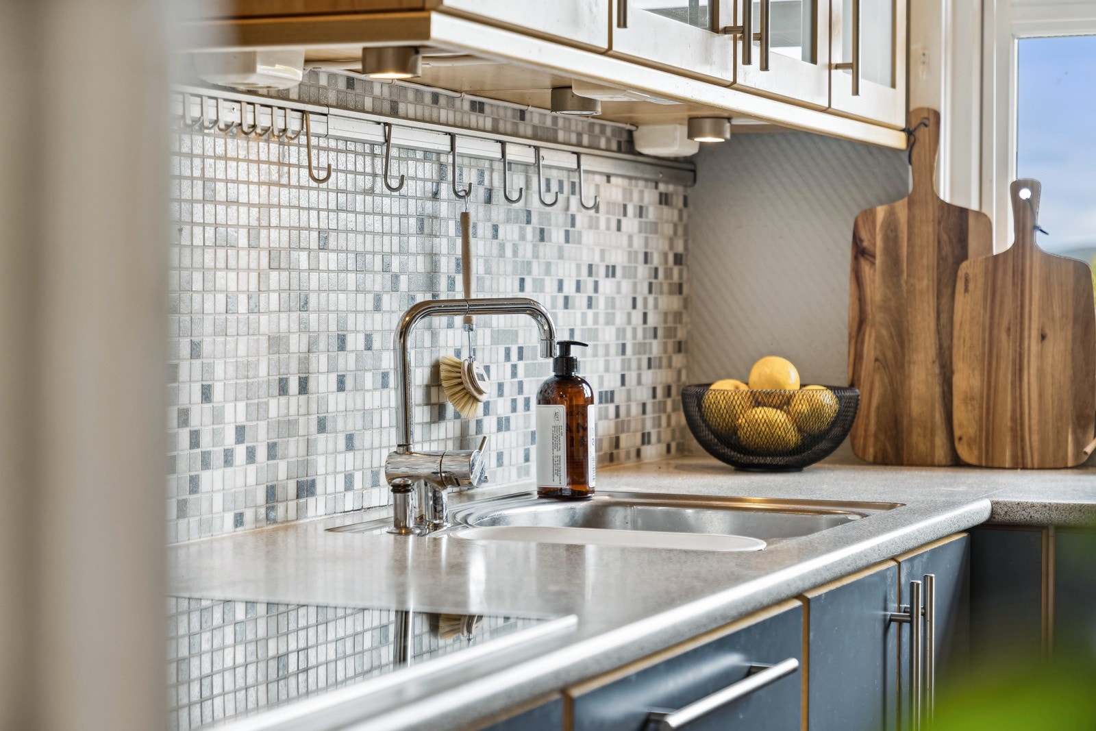 Integrert stekeovn, platetopp, oppvaskmaskin, mikrobølgeovn og kjøleskap med fryser. Galleribilde