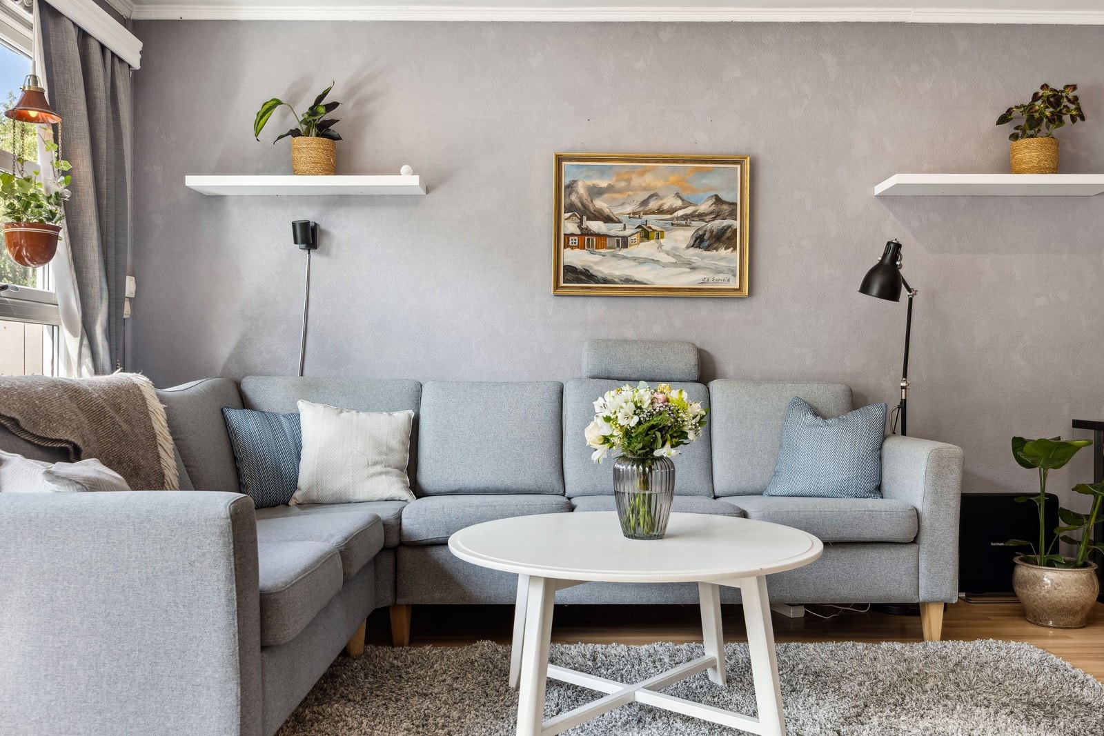 Stuen er meget romslig og har fine soner for innredning. Galleribilde