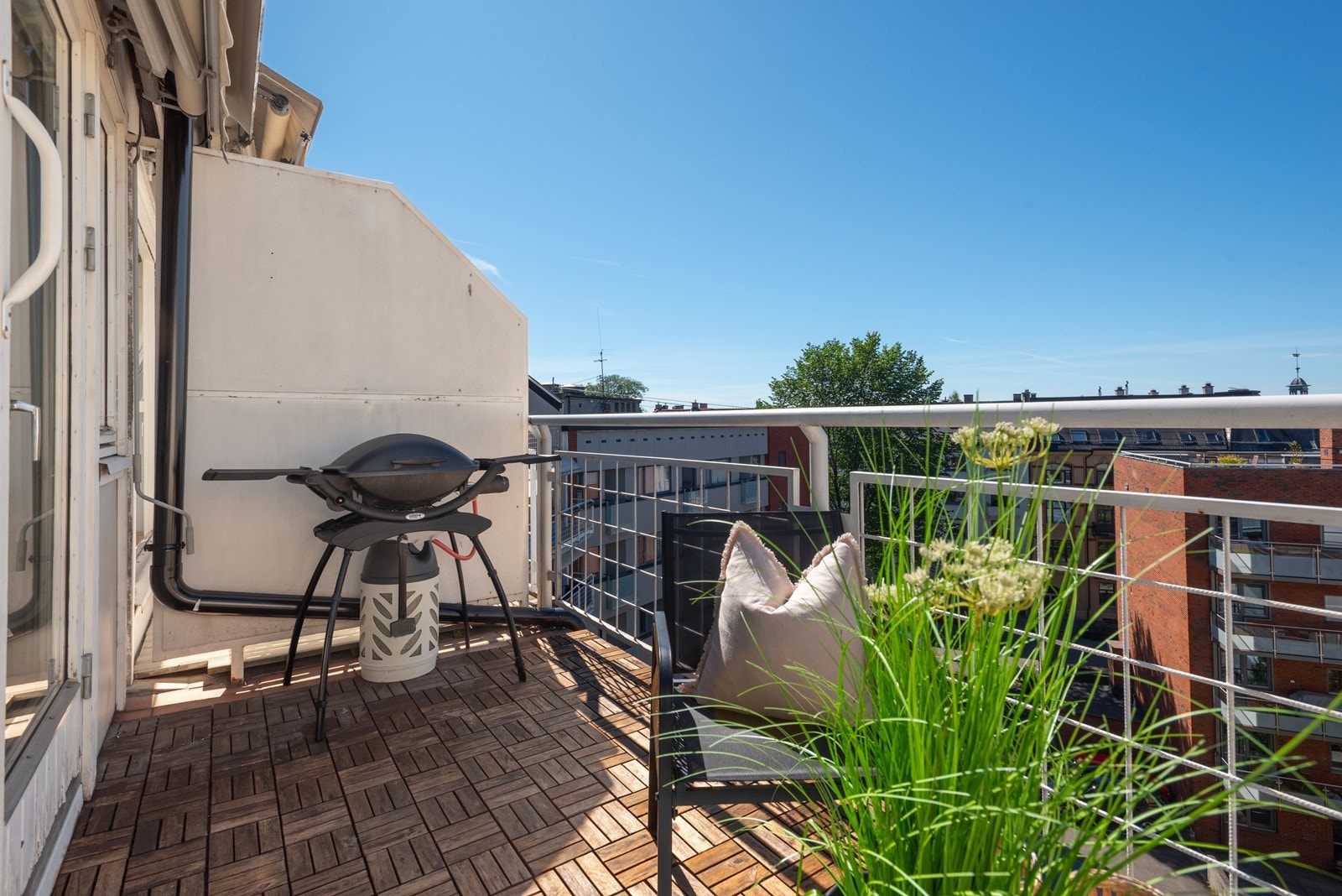 Terrasse 1, vendt mot sydvest med god plass til det man måtte ønske av utemøbler Galleribilde