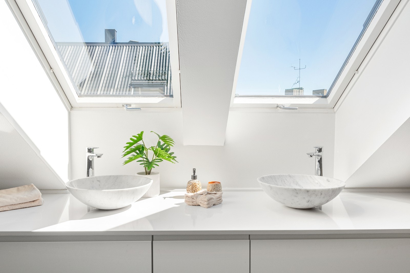 De to takvinduene slipper rikelig med naturlig lys inn på badet Galleribilde