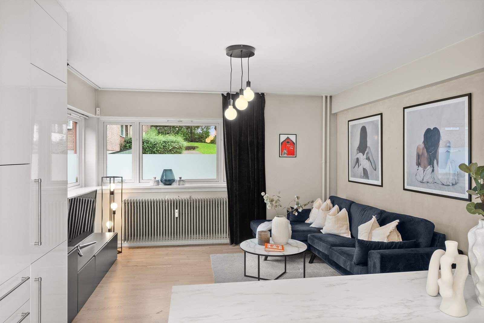 God takhøyde (2,64m) og store vindusflater som gir rikelig med naturlig lys. Galleribilde