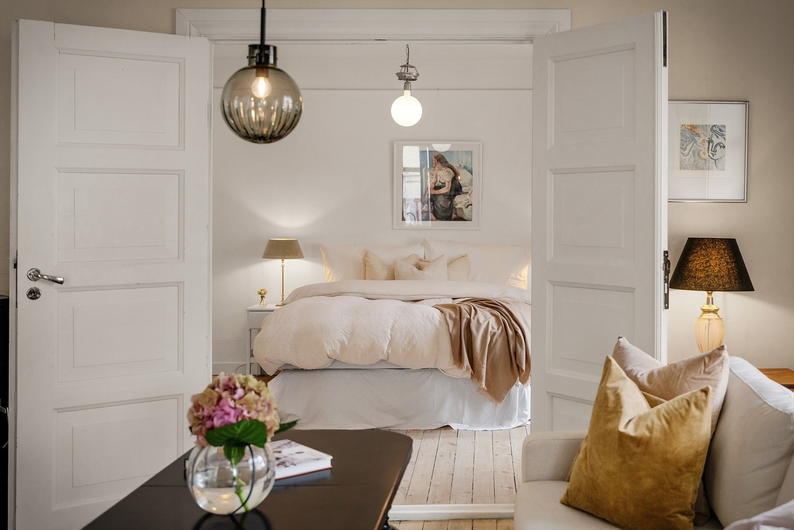 - Merk de flott dørene som fører inn til soverommet - Galleribilde