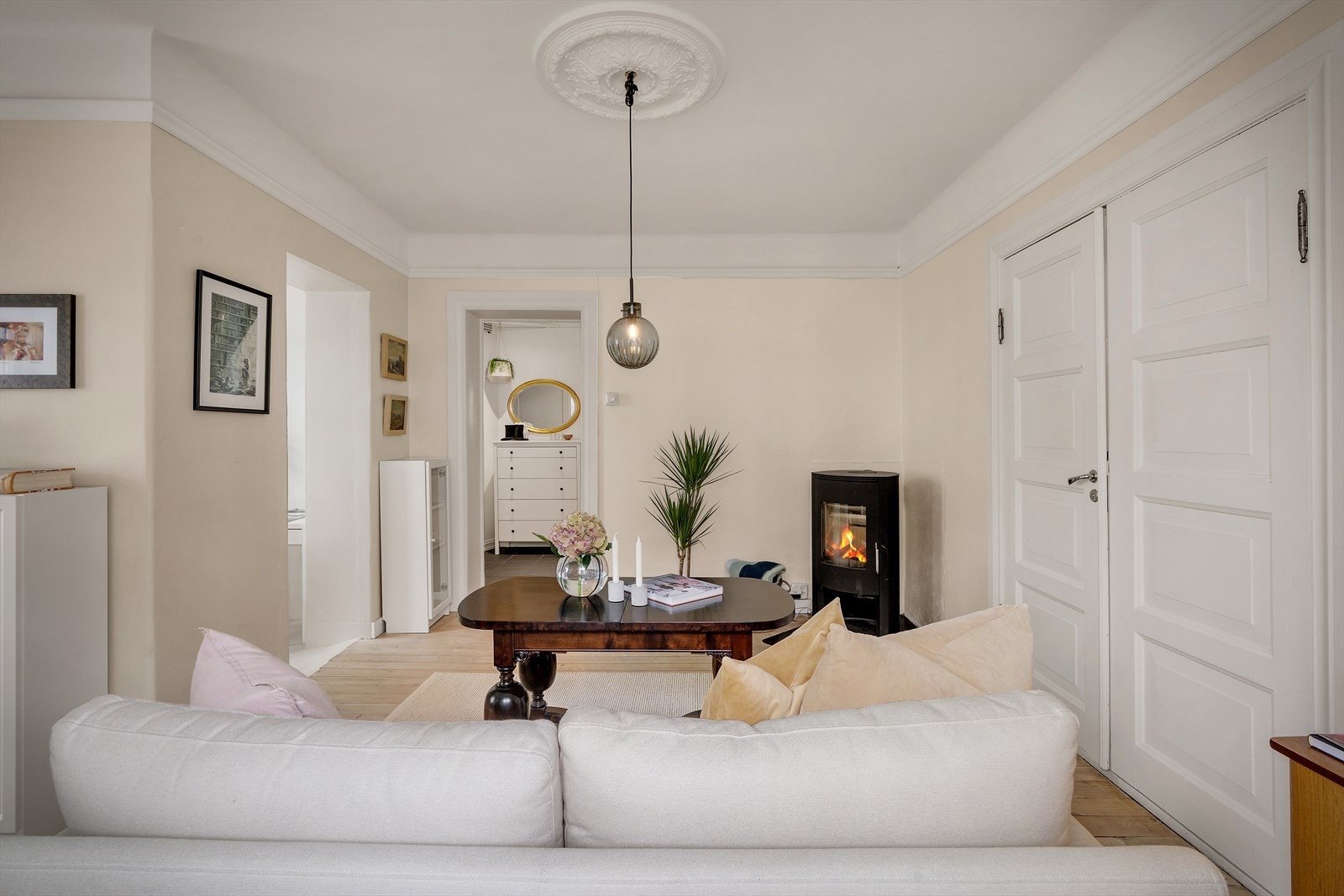 - Koselig ildsted som gir en varm og innbydende atmosfære - Galleribilde