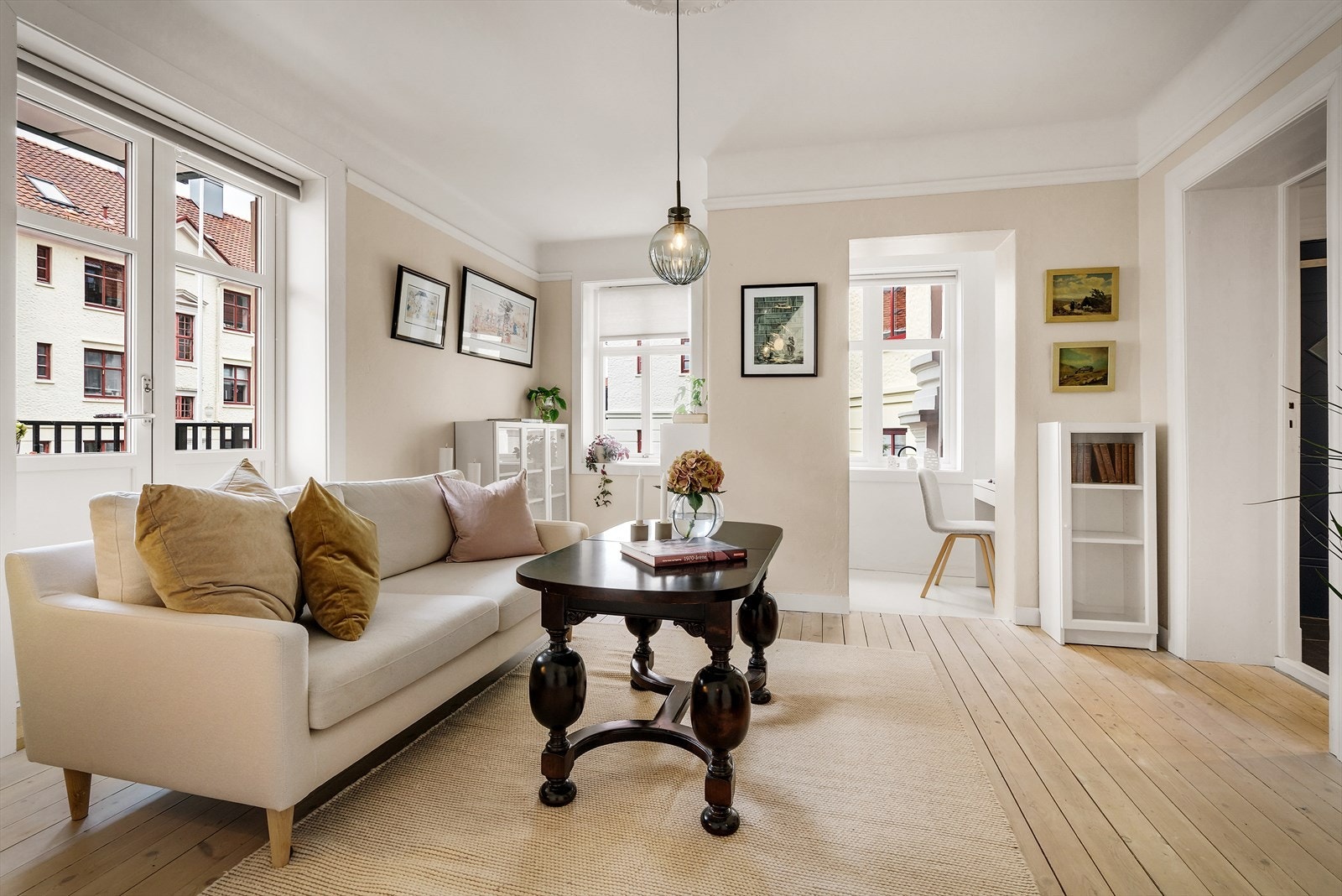 - Stuen har en fin planløsning og fremstår romslig - Galleribilde