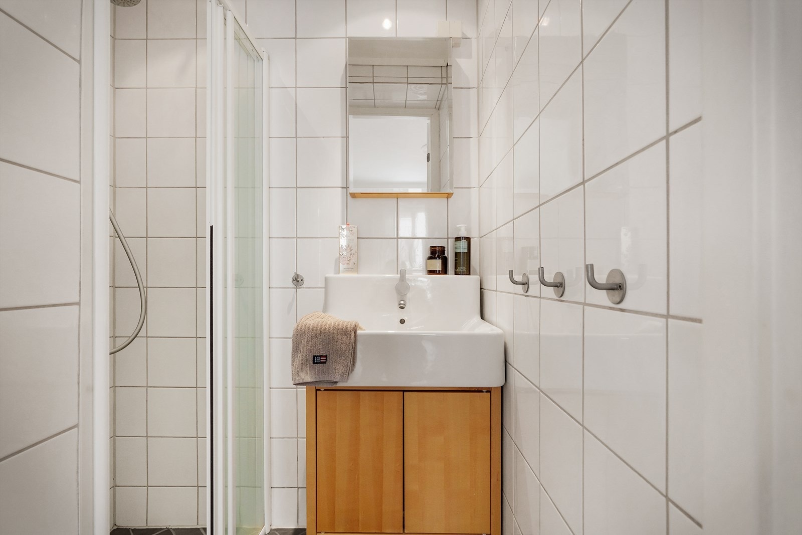 - Lyst og helfliset bad som måler 1,5 m² - Galleribilde