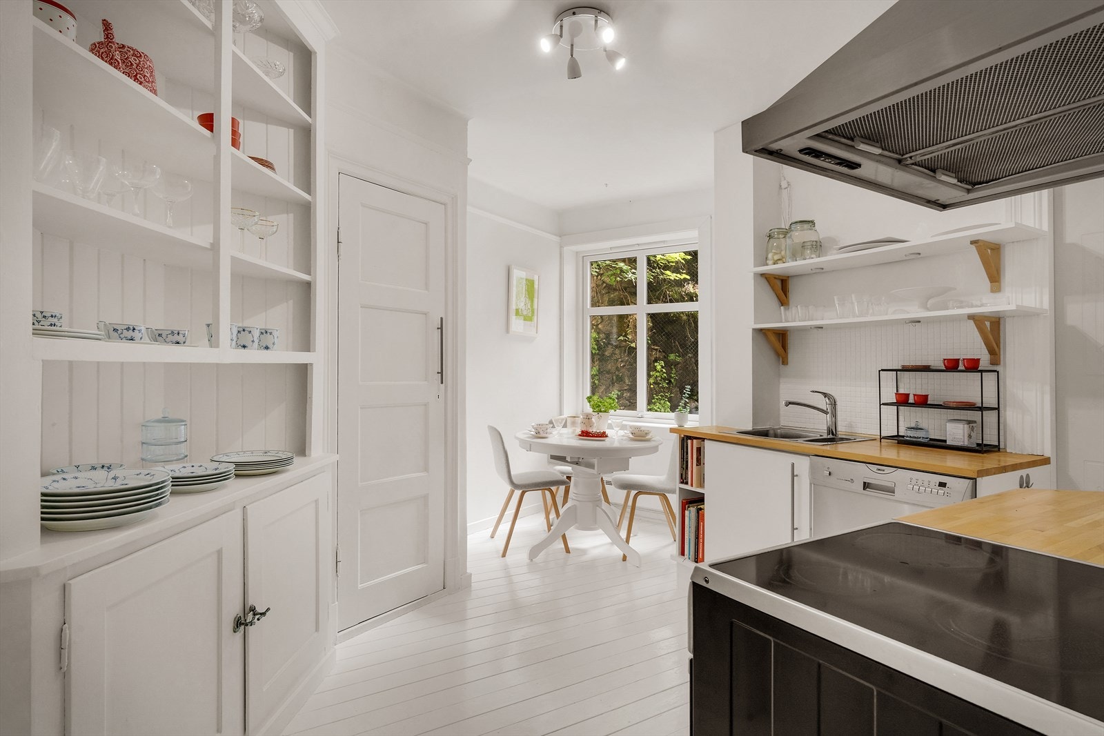 - Lyst og sjarmerende kjøkken med slette fronter - Galleribilde