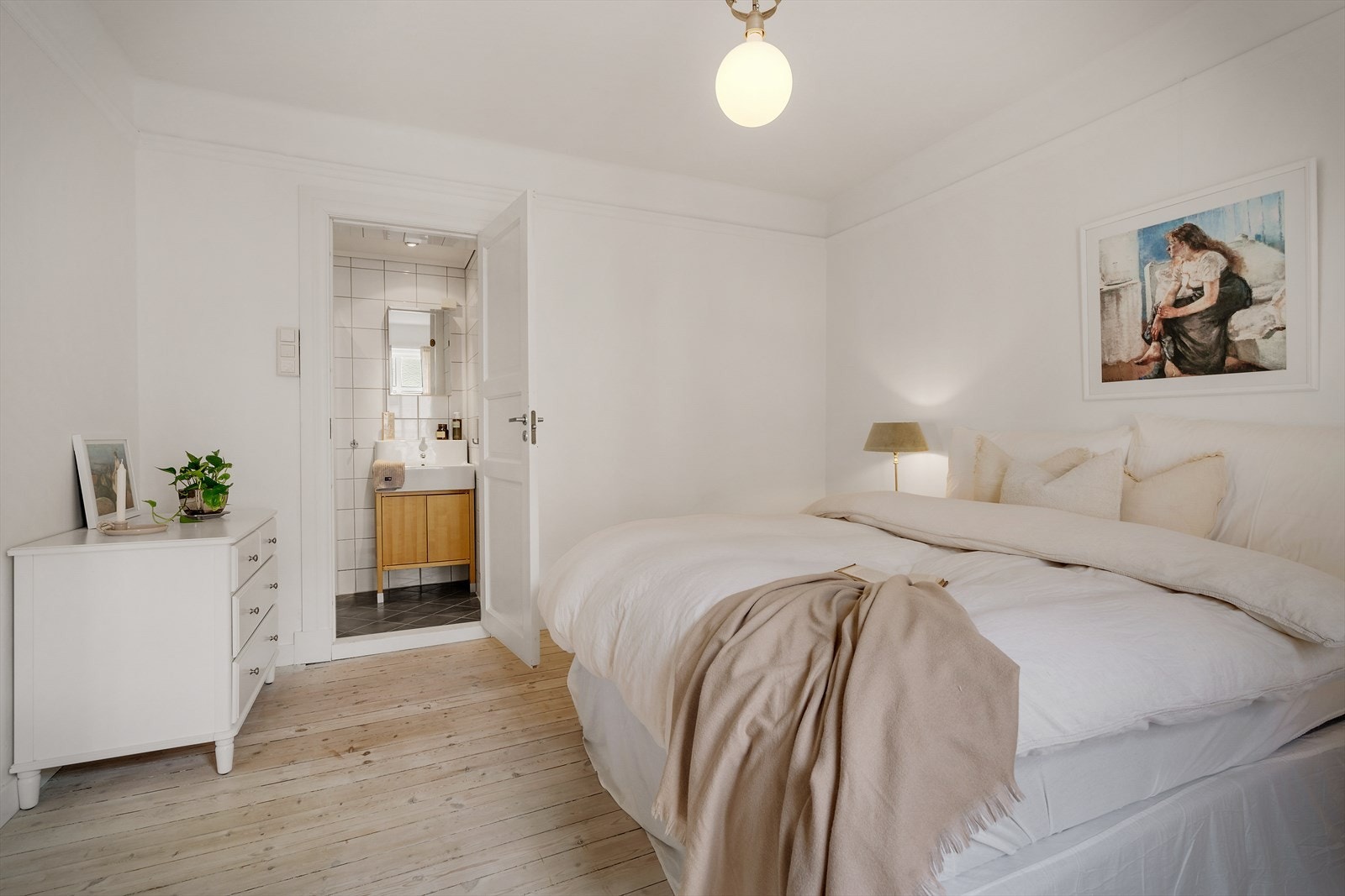 - Fra soverommet er det inngang til badet - Galleribilde