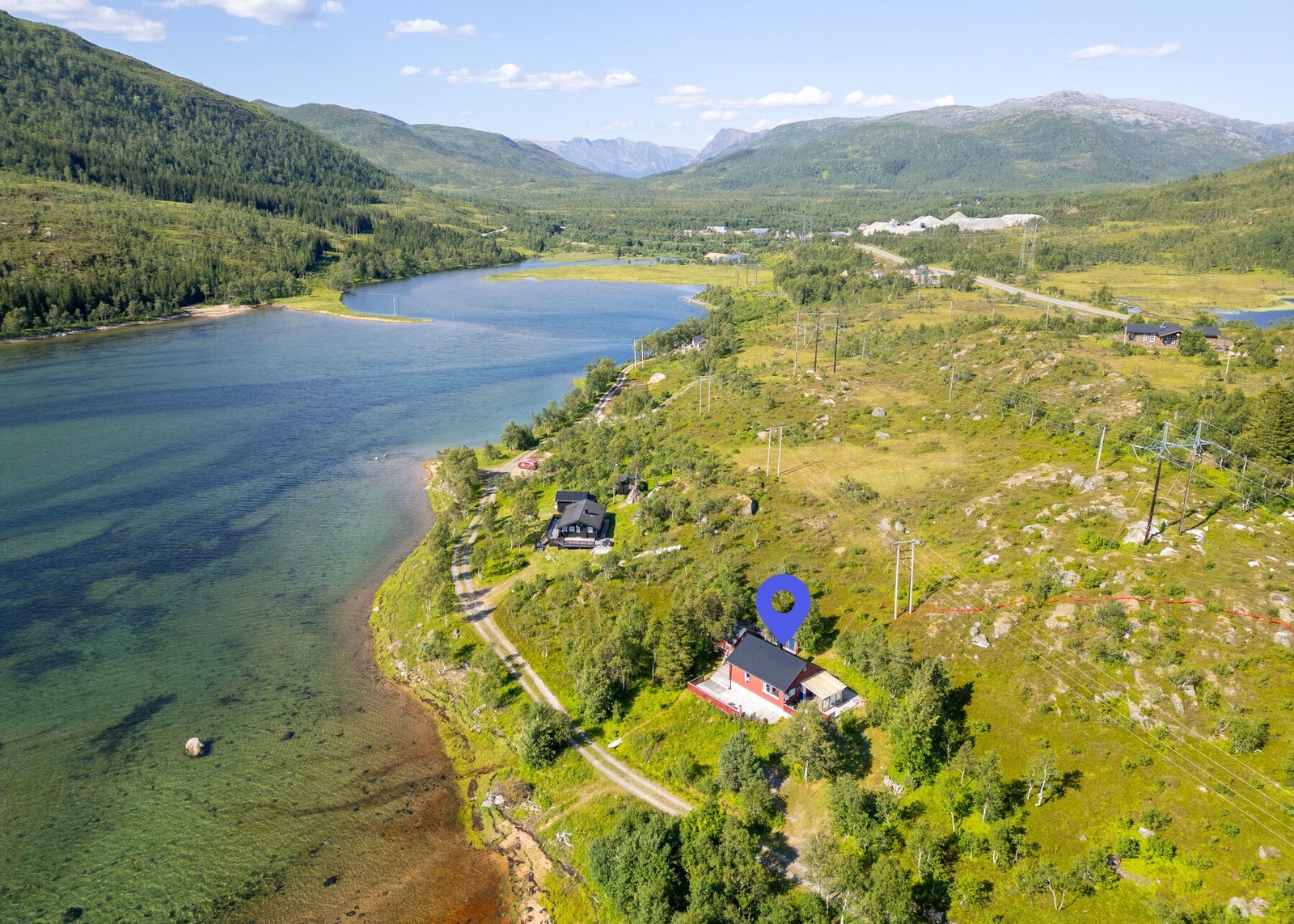 Fritidseiendommen har beliggenhet i naturskjønne omgivelser like ved sjøen i Kanstadbotn. Galleribilde