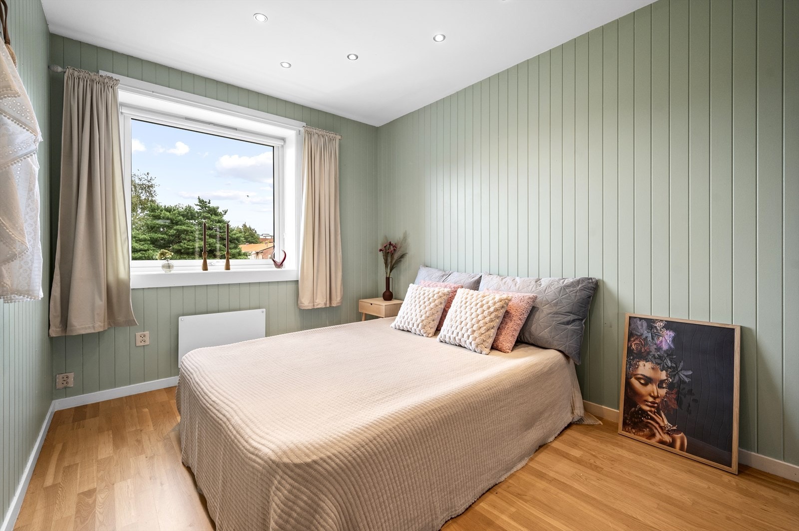 Hovedsoverommet er romslig og har spotter i taket Galleribilde