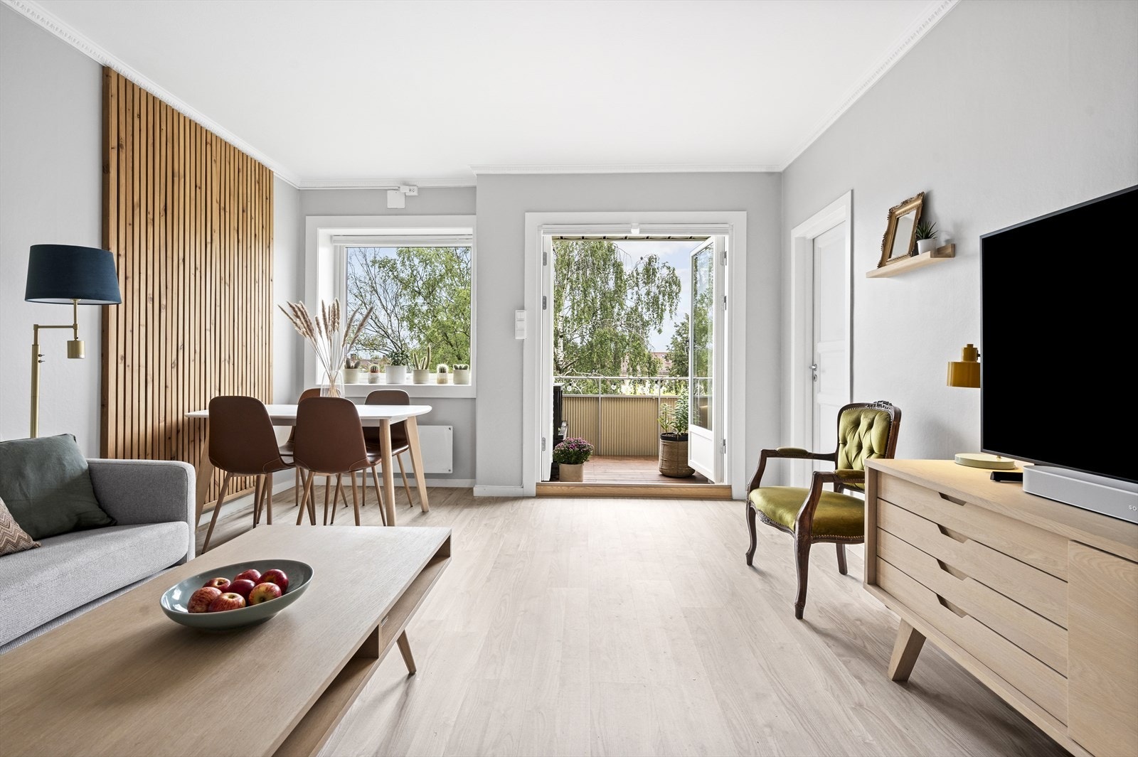 Stuen er lys og innbydende med store vindusflater som sørger for godt naturlig lysinnfall Galleribilde