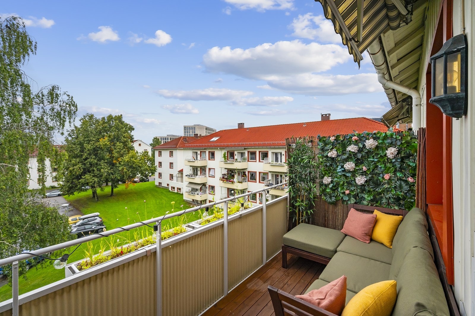 Denne gjennomgående leiligheten byr på en svært god planløsning og en solrik, vestvendt balkong som gir et nydelig uterom Galleribilde