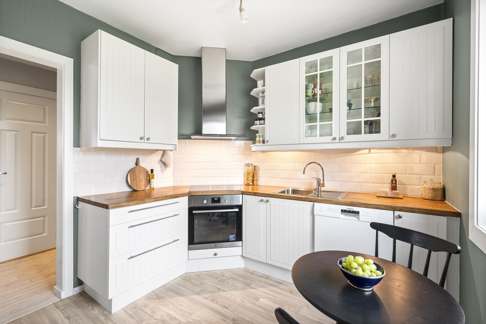 Det separate kjøkkenet har blitt oppgradert med ny ventilator, stekeplate og ovn i 2019 Galleribilde