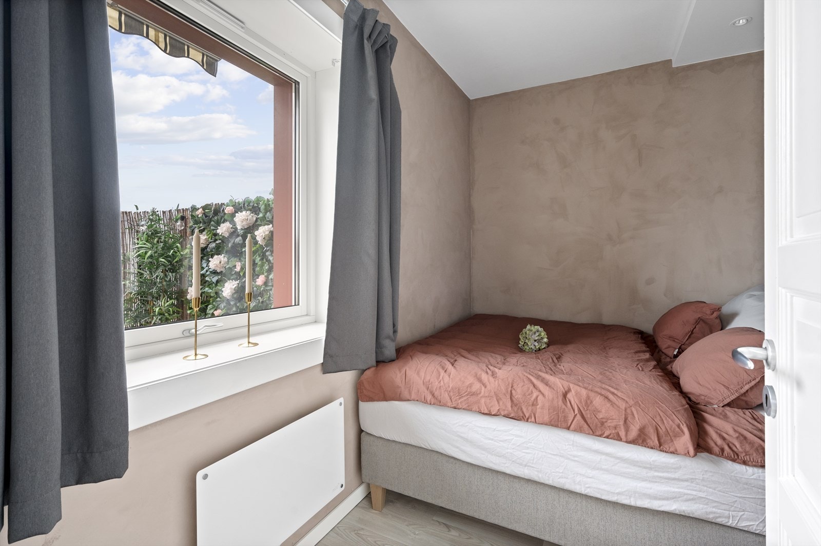 Rommet er malt med kalkmaling, kombinert med en vegg som har blomstret tapet Galleribilde